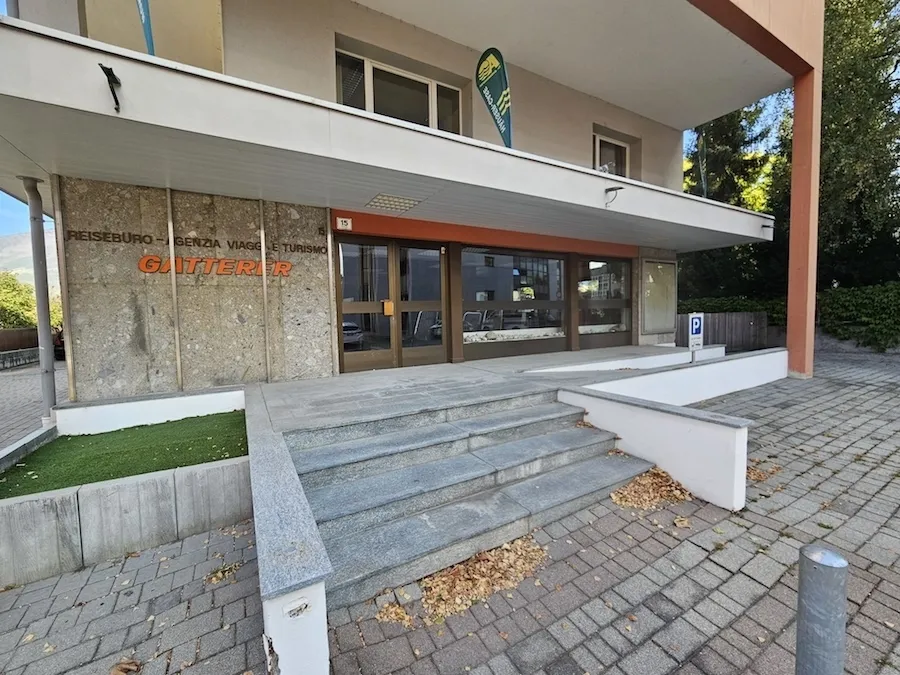 Büro/Studio/Ambulatorium/Geschäftslokal mit großer Fensterfront und Kundenparkplätzen im Zentrum