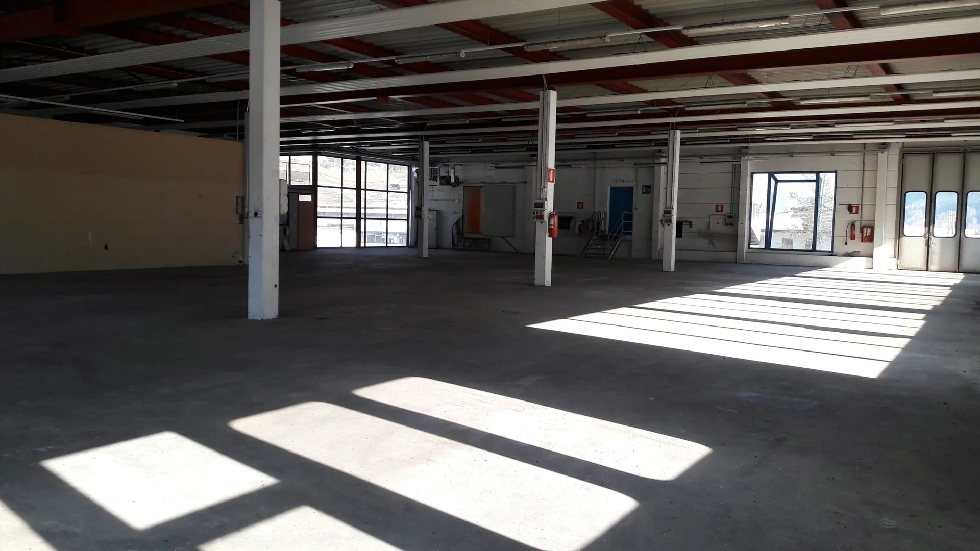 Funktionale Hallenfläche mit Auffahrrampe zu verkaufen