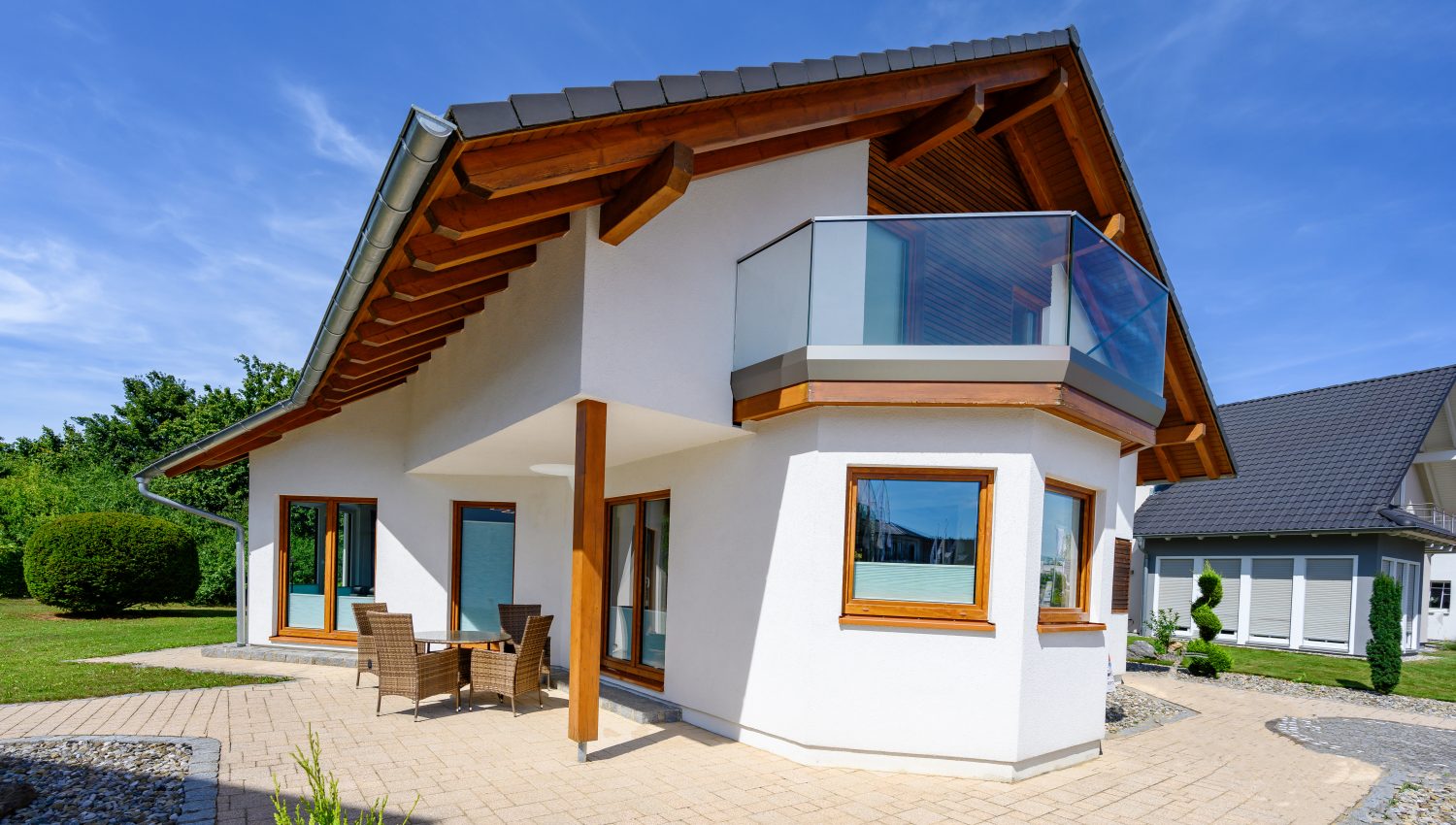 weisses Einfamilienhaus im Sommer Haus mit Holzdach