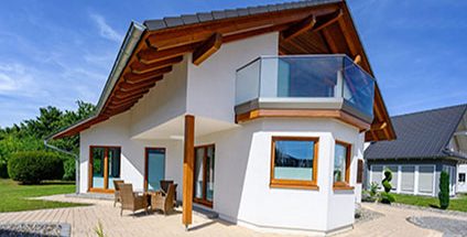 haus-mit-holzdach-scaled-oqpol84zl3a1od5p3spv6lldvidkdq7xtqqkucxfec Haus mit Holzdach